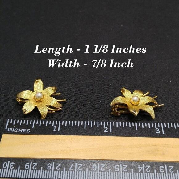 Vintage Pearl Center Gold Plated Flower Clip Earrings Signed STAR, 1 1/8 Inches - Picture 6 of 6